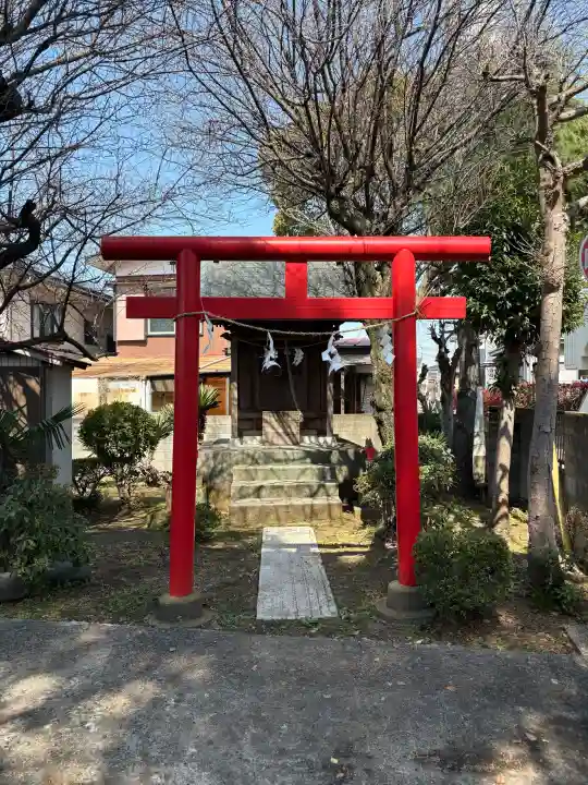 泉水稲荷神社の{uncategorized: "未分類", other: "その他", undefined: "問題あり", building: "その他建物", grave: "お墓", sacred_gate: "鳥居", guardian: "狛犬", statue: "像", buddha: "仏像", history: "歴史", nature: "自然", garden: "庭園", animal: "動物", pagoda: "塔", temizu: "手水舎", mountain_gate: "山門・神門", sanctuary: "本殿・本堂", subordinate: "末社・摂社", art: "芸術", scenery: "景色", jizo: "地蔵", ema: "絵馬", goshuin: "御朱印", omikuji: "おみくじ", items: "授与品その他", amulet: "お守り", goshuincho: "御朱印帳", eats: "食事", festival: "お祭り", votive_dance: "神楽", shichigosan: "七五三参", wedding: "結婚式", experience: "体験その他", initially: "初詣", around: "周辺", anti_infection: "感染症対策"}