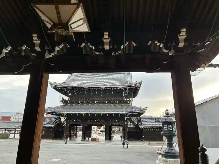 東本願寺(真宗本廟)の{uncategorized: "未分類", other: "その他", undefined: "問題あり", building: "その他建物", grave: "お墓", sacred_gate: "鳥居", guardian: "狛犬", statue: "像", buddha: "仏像", history: "歴史", nature: "自然", garden: "庭園", animal: "動物", pagoda: "塔", temizu: "手水舎", mountain_gate: "山門・神門", sanctuary: "本殿・本堂", subordinate: "末社・摂社", art: "芸術", scenery: "景色", jizo: "地蔵", ema: "絵馬", goshuin: "御朱印", omikuji: "おみくじ", items: "授与品その他", amulet: "お守り", goshuincho: "御朱印帳", eats: "食事", festival: "お祭り", votive_dance: "神楽", shichigosan: "七五三参", wedding: "結婚式", experience: "体験その他", initially: "初詣", around: "周辺", anti_infection: "感染症対策"}