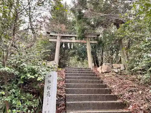 木華佐久耶比咩神社の{uncategorized: "未分類", other: "その他", undefined: "問題あり", building: "その他建物", grave: "お墓", sacred_gate: "鳥居", guardian: "狛犬", statue: "像", buddha: "仏像", history: "歴史", nature: "自然", garden: "庭園", animal: "動物", pagoda: "塔", temizu: "手水舎", mountain_gate: "山門・神門", sanctuary: "本殿・本堂", subordinate: "末社・摂社", art: "芸術", scenery: "景色", jizo: "地蔵", ema: "絵馬", goshuin: "御朱印", omikuji: "おみくじ", items: "授与品その他", amulet: "お守り", goshuincho: "御朱印帳", eats: "食事", festival: "お祭り", votive_dance: "神楽", shichigosan: "七五三参", wedding: "結婚式", experience: "体験その他", initially: "初詣", around: "周辺", anti_infection: "感染症対策"}
