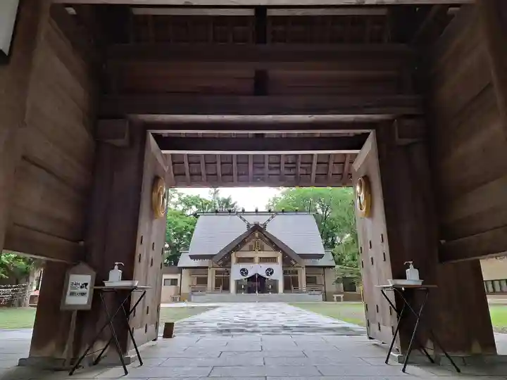 帯廣神社の山門・神門