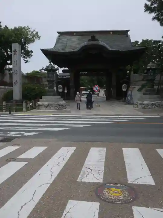 豊川閣 妙厳寺の山門・神門