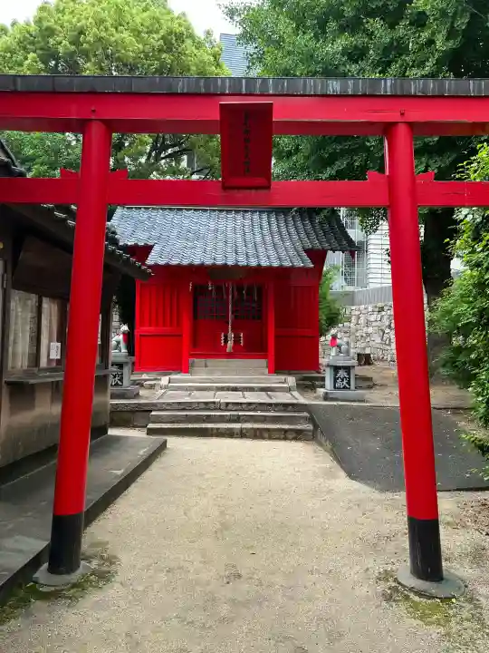 甚九郎稲荷神社の{uncategorized: "未分類", other: "その他", undefined: "問題あり", building: "その他建物", grave: "お墓", sacred_gate: "鳥居", guardian: "狛犬", statue: "像", buddha: "仏像", history: "歴史", nature: "自然", garden: "庭園", animal: "動物", pagoda: "塔", temizu: "手水舎", mountain_gate: "山門・神門", sanctuary: "本殿・本堂", subordinate: "末社・摂社", art: "芸術", scenery: "景色", jizo: "地蔵", ema: "絵馬", goshuin: "御朱印", omikuji: "おみくじ", items: "授与品その他", amulet: "お守り", goshuincho: "御朱印帳", eats: "食事", festival: "お祭り", votive_dance: "神楽", shichigosan: "七五三参", wedding: "結婚式", experience: "体験その他", initially: "初詣", around: "周辺", anti_infection: "感染症対策"}