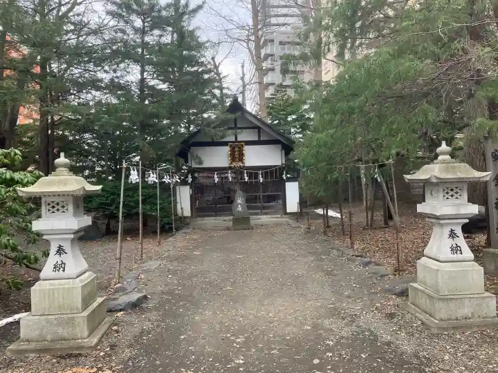 琴似神社の{uncategorized: "未分類", other: "その他", undefined: "問題あり", building: "その他建物", grave: "お墓", sacred_gate: "鳥居", guardian: "狛犬", statue: "像", buddha: "仏像", history: "歴史", nature: "自然", garden: "庭園", animal: "動物", pagoda: "塔", temizu: "手水舎", mountain_gate: "山門・神門", sanctuary: "本殿・本堂", subordinate: "末社・摂社", art: "芸術", scenery: "景色", jizo: "地蔵", ema: "絵馬", goshuin: "御朱印", omikuji: "おみくじ", items: "授与品その他", amulet: "お守り", goshuincho: "御朱印帳", eats: "食事", festival: "お祭り", votive_dance: "神楽", shichigosan: "七五三参", wedding: "結婚式", experience: "体験その他", initially: "初詣", around: "周辺", anti_infection: "感染症対策"}