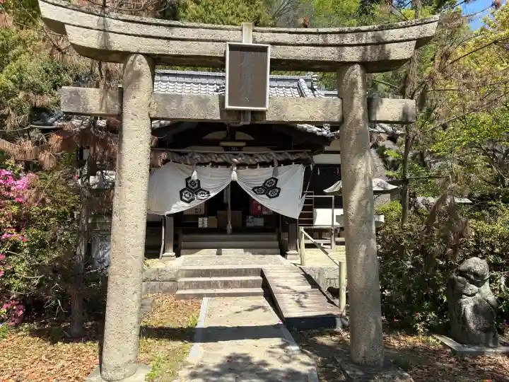 厳島神社の{uncategorized: "未分類", other: "その他", undefined: "問題あり", building: "その他建物", grave: "お墓", sacred_gate: "鳥居", guardian: "狛犬", statue: "像", buddha: "仏像", history: "歴史", nature: "自然", garden: "庭園", animal: "動物", pagoda: "塔", temizu: "手水舎", mountain_gate: "山門・神門", sanctuary: "本殿・本堂", subordinate: "末社・摂社", art: "芸術", scenery: "景色", jizo: "地蔵", ema: "絵馬", goshuin: "御朱印", omikuji: "おみくじ", items: "授与品その他", amulet: "お守り", goshuincho: "御朱印帳", eats: "食事", festival: "お祭り", votive_dance: "神楽", shichigosan: "七五三参", wedding: "結婚式", experience: "体験その他", initially: "初詣", around: "周辺", anti_infection: "感染症対策"}
