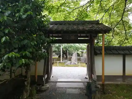 常照皇寺の山門