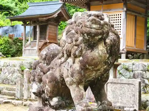 伊尼神社の狛犬