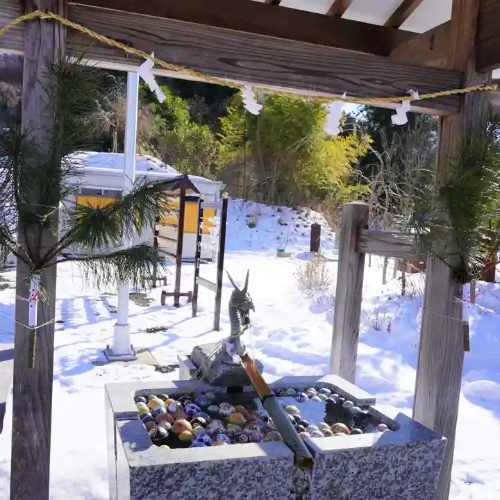 白根三吉神社の手水舎