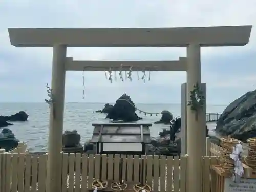 二見興玉神社の{uncategorized: "未分類", other: "その他", undefined: "問題あり", building: "その他建物", grave: "お墓", sacred_gate: "鳥居", guardian: "狛犬", statue: "像", buddha: "仏像", history: "歴史", nature: "自然", garden: "庭園", animal: "動物", pagoda: "塔", temizu: "手水舎", mountain_gate: "山門・神門", sanctuary: "本殿・本堂", subordinate: "末社・摂社", art: "芸術", scenery: "景色", jizo: "地蔵", ema: "絵馬", goshuin: "御朱印", omikuji: "おみくじ", items: "授与品その他", amulet: "お守り", goshuincho: "御朱印帳", eats: "食事", festival: "お祭り", votive_dance: "神楽", shichigosan: "七五三参", wedding: "結婚式", experience: "体験その他", initially: "初詣", around: "周辺", anti_infection: "感染症対策"}