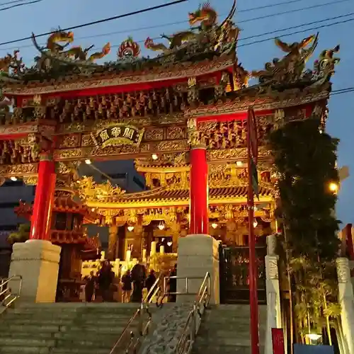 横濱関帝廟の山門・神門