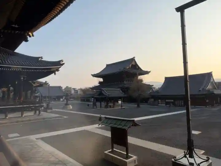 東本願寺(真宗本廟)の{uncategorized: "未分類", other: "その他", undefined: "問題あり", building: "その他建物", grave: "お墓", sacred_gate: "鳥居", guardian: "狛犬", statue: "像", buddha: "仏像", history: "歴史", nature: "自然", garden: "庭園", animal: "動物", pagoda: "塔", temizu: "手水舎", mountain_gate: "山門・神門", sanctuary: "本殿・本堂", subordinate: "末社・摂社", art: "芸術", scenery: "景色", jizo: "地蔵", ema: "絵馬", goshuin: "御朱印", omikuji: "おみくじ", items: "授与品その他", amulet: "お守り", goshuincho: "御朱印帳", eats: "食事", festival: "お祭り", votive_dance: "神楽", shichigosan: "七五三参", wedding: "結婚式", experience: "体験その他", initially: "初詣", around: "周辺", anti_infection: "感染症対策"}