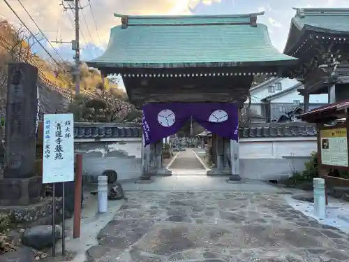 青蓮寺の{uncategorized: "未分類", other: "その他", undefined: "問題あり", building: "その他建物", grave: "お墓", sacred_gate: "鳥居", guardian: "狛犬", statue: "像", buddha: "仏像", history: "歴史", nature: "自然", garden: "庭園", animal: "動物", pagoda: "塔", temizu: "手水舎", mountain_gate: "山門・神門", sanctuary: "本殿・本堂", subordinate: "末社・摂社", art: "芸術", scenery: "景色", jizo: "地蔵", ema: "絵馬", goshuin: "御朱印", omikuji: "おみくじ", items: "授与品その他", amulet: "お守り", goshuincho: "御朱印帳", eats: "食事", festival: "お祭り", votive_dance: "神楽", shichigosan: "七五三参", wedding: "結婚式", experience: "体験その他", initially: "初詣", around: "周辺", anti_infection: "感染症対策"}
