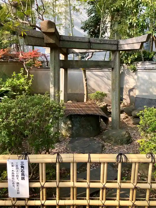 三囲神社の鳥居
