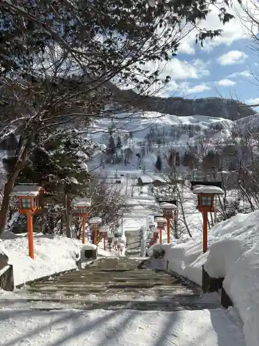 夕張神社の{uncategorized: "未分類", other: "その他", undefined: "問題あり", building: "その他建物", grave: "お墓", sacred_gate: "鳥居", guardian: "狛犬", statue: "像", buddha: "仏像", history: "歴史", nature: "自然", garden: "庭園", animal: "動物", pagoda: "塔", temizu: "手水舎", mountain_gate: "山門・神門", sanctuary: "本殿・本堂", subordinate: "末社・摂社", art: "芸術", scenery: "景色", jizo: "地蔵", ema: "絵馬", goshuin: "御朱印", omikuji: "おみくじ", items: "授与品その他", amulet: "お守り", goshuincho: "御朱印帳", eats: "食事", festival: "お祭り", votive_dance: "神楽", shichigosan: "七五三参", wedding: "結婚式", experience: "体験その他", initially: "初詣", around: "周辺", anti_infection: "感染症対策"}