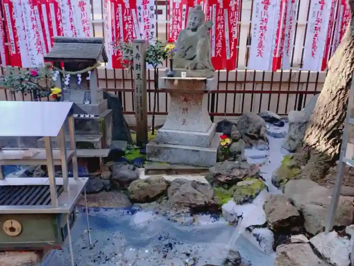 豊川稲荷東京別院の{uncategorized: "未分類", other: "その他", undefined: "問題あり", building: "その他建物", grave: "お墓", sacred_gate: "鳥居", guardian: "狛犬", statue: "像", buddha: "仏像", history: "歴史", nature: "自然", garden: "庭園", animal: "動物", pagoda: "塔", temizu: "手水舎", mountain_gate: "山門・神門", sanctuary: "本殿・本堂", subordinate: "末社・摂社", art: "芸術", scenery: "景色", jizo: "地蔵", ema: "絵馬", goshuin: "御朱印", omikuji: "おみくじ", items: "授与品その他", amulet: "お守り", goshuincho: "御朱印帳", eats: "食事", festival: "お祭り", votive_dance: "神楽", shichigosan: "七五三参", wedding: "結婚式", experience: "体験その他", initially: "初詣", around: "周辺", anti_infection: "感染症対策"}