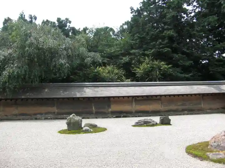龍安寺の{uncategorized: "未分類", other: "その他", undefined: "問題あり", building: "その他建物", grave: "お墓", sacred_gate: "鳥居", guardian: "狛犬", statue: "像", buddha: "仏像", history: "歴史", nature: "自然", garden: "庭園", animal: "動物", pagoda: "塔", temizu: "手水舎", mountain_gate: "山門・神門", sanctuary: "本殿・本堂", subordinate: "末社・摂社", art: "芸術", scenery: "景色", jizo: "地蔵", ema: "絵馬", goshuin: "御朱印", omikuji: "おみくじ", items: "授与品その他", amulet: "お守り", goshuincho: "御朱印帳", eats: "食事", festival: "お祭り", votive_dance: "神楽", shichigosan: "七五三参", wedding: "結婚式", experience: "体験その他", initially: "初詣", around: "周辺", anti_infection: "感染症対策"}
