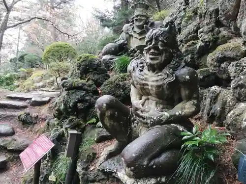 洞窟観音・徳明園・山徳記念館の像