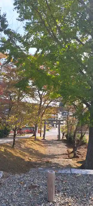 松峰神社、天照御祖神社の{uncategorized: "未分類", other: "その他", undefined: "問題あり", building: "その他建物", grave: "お墓", sacred_gate: "鳥居", guardian: "狛犬", statue: "像", buddha: "仏像", history: "歴史", nature: "自然", garden: "庭園", animal: "動物", pagoda: "塔", temizu: "手水舎", mountain_gate: "山門・神門", sanctuary: "本殿・本堂", subordinate: "末社・摂社", art: "芸術", scenery: "景色", jizo: "地蔵", ema: "絵馬", goshuin: "御朱印", omikuji: "おみくじ", items: "授与品その他", amulet: "お守り", goshuincho: "御朱印帳", eats: "食事", festival: "お祭り", votive_dance: "神楽", shichigosan: "七五三参", wedding: "結婚式", experience: "体験その他", initially: "初詣", around: "周辺", anti_infection: "感染症対策"}