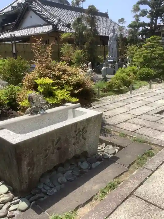 世尊院(曼陀羅寺塔頭)の手水舎