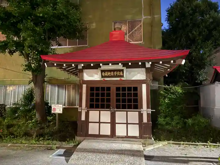 亀出神社の{uncategorized: "未分類", other: "その他", undefined: "問題あり", building: "その他建物", grave: "お墓", sacred_gate: "鳥居", guardian: "狛犬", statue: "像", buddha: "仏像", history: "歴史", nature: "自然", garden: "庭園", animal: "動物", pagoda: "塔", temizu: "手水舎", mountain_gate: "山門・神門", sanctuary: "本殿・本堂", subordinate: "末社・摂社", art: "芸術", scenery: "景色", jizo: "地蔵", ema: "絵馬", goshuin: "御朱印", omikuji: "おみくじ", items: "授与品その他", amulet: "お守り", goshuincho: "御朱印帳", eats: "食事", festival: "お祭り", votive_dance: "神楽", shichigosan: "七五三参", wedding: "結婚式", experience: "体験その他", initially: "初詣", around: "周辺", anti_infection: "感染症対策"}