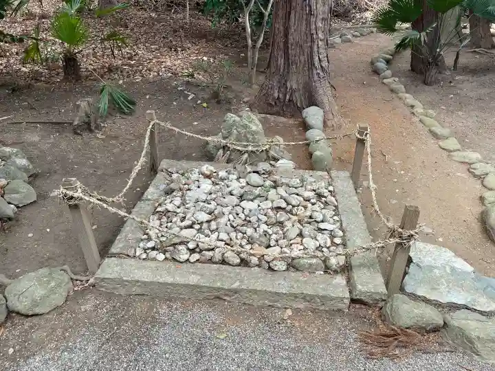 上長屋神社の{uncategorized: "未分類", other: "その他", undefined: "問題あり", building: "その他建物", grave: "お墓", sacred_gate: "鳥居", guardian: "狛犬", statue: "像", buddha: "仏像", history: "歴史", nature: "自然", garden: "庭園", animal: "動物", pagoda: "塔", temizu: "手水舎", mountain_gate: "山門・神門", sanctuary: "本殿・本堂", subordinate: "末社・摂社", art: "芸術", scenery: "景色", jizo: "地蔵", ema: "絵馬", goshuin: "御朱印", omikuji: "おみくじ", items: "授与品その他", amulet: "お守り", goshuincho: "御朱印帳", eats: "食事", festival: "お祭り", votive_dance: "神楽", shichigosan: "七五三参", wedding: "結婚式", experience: "体験その他", initially: "初詣", around: "周辺", anti_infection: "感染症対策"}