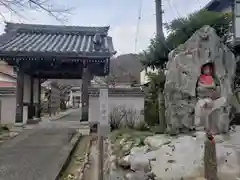 天清院呑龍閣の山門