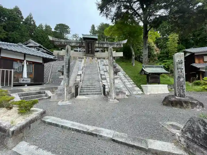 若宮神社の{uncategorized: "未分類", other: "その他", undefined: "問題あり", building: "その他建物", grave: "お墓", sacred_gate: "鳥居", guardian: "狛犬", statue: "像", buddha: "仏像", history: "歴史", nature: "自然", garden: "庭園", animal: "動物", pagoda: "塔", temizu: "手水舎", mountain_gate: "山門・神門", sanctuary: "本殿・本堂", subordinate: "末社・摂社", art: "芸術", scenery: "景色", jizo: "地蔵", ema: "絵馬", goshuin: "御朱印", omikuji: "おみくじ", items: "授与品その他", amulet: "お守り", goshuincho: "御朱印帳", eats: "食事", festival: "お祭り", votive_dance: "神楽", shichigosan: "七五三参", wedding: "結婚式", experience: "体験その他", initially: "初詣", around: "周辺", anti_infection: "感染症対策"}