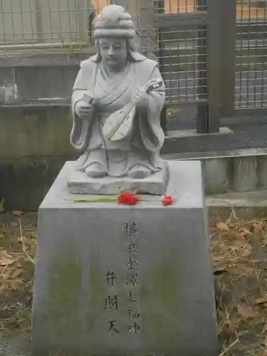 琵琶島神社の像