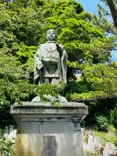 誕生寺の像