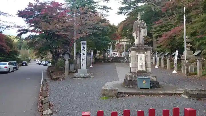 南湖神社の像