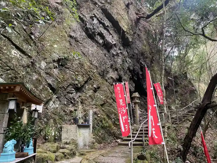 大本山七宝瀧寺の{uncategorized: "未分類", other: "その他", undefined: "問題あり", building: "その他建物", grave: "お墓", sacred_gate: "鳥居", guardian: "狛犬", statue: "像", buddha: "仏像", history: "歴史", nature: "自然", garden: "庭園", animal: "動物", pagoda: "塔", temizu: "手水舎", mountain_gate: "山門・神門", sanctuary: "本殿・本堂", subordinate: "末社・摂社", art: "芸術", scenery: "景色", jizo: "地蔵", ema: "絵馬", goshuin: "御朱印", omikuji: "おみくじ", items: "授与品その他", amulet: "お守り", goshuincho: "御朱印帳", eats: "食事", festival: "お祭り", votive_dance: "神楽", shichigosan: "七五三参", wedding: "結婚式", experience: "体験その他", initially: "初詣", around: "周辺", anti_infection: "感染症対策"}
