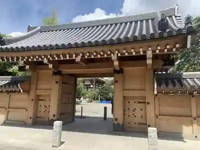 西新井大師総持寺の山門