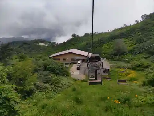 月山神社本宮の周辺