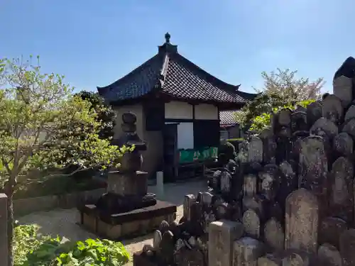 泉橋寺の本殿・本堂