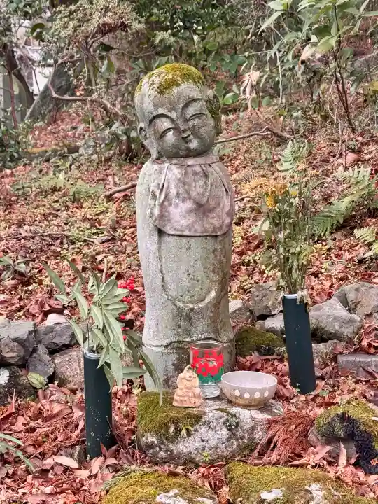 西教寺の{uncategorized: "未分類", other: "その他", undefined: "問題あり", building: "その他建物", grave: "お墓", sacred_gate: "鳥居", guardian: "狛犬", statue: "像", buddha: "仏像", history: "歴史", nature: "自然", garden: "庭園", animal: "動物", pagoda: "塔", temizu: "手水舎", mountain_gate: "山門・神門", sanctuary: "本殿・本堂", subordinate: "末社・摂社", art: "芸術", scenery: "景色", jizo: "地蔵", ema: "絵馬", goshuin: "御朱印", omikuji: "おみくじ", items: "授与品その他", amulet: "お守り", goshuincho: "御朱印帳", eats: "食事", festival: "お祭り", votive_dance: "神楽", shichigosan: "七五三参", wedding: "結婚式", experience: "体験その他", initially: "初詣", around: "周辺", anti_infection: "感染症対策"}