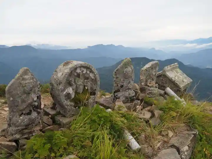 雨飾山北峰の石仏の仏像
