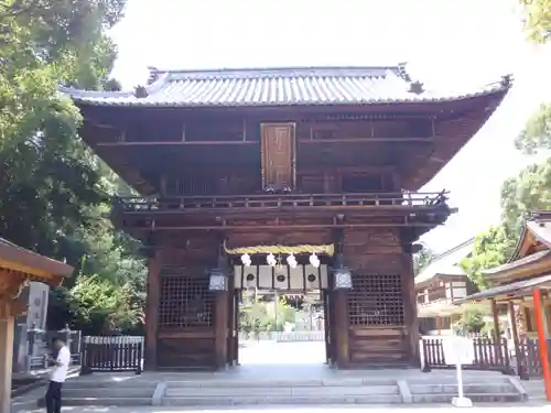 伊豫豆比古命神社の山門