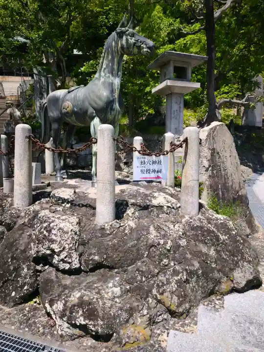 蜂穴神社(石清尾八幡宮末社)の{uncategorized: "未分類", other: "その他", undefined: "問題あり", building: "その他建物", grave: "お墓", sacred_gate: "鳥居", guardian: "狛犬", statue: "像", buddha: "仏像", history: "歴史", nature: "自然", garden: "庭園", animal: "動物", pagoda: "塔", temizu: "手水舎", mountain_gate: "山門・神門", sanctuary: "本殿・本堂", subordinate: "末社・摂社", art: "芸術", scenery: "景色", jizo: "地蔵", ema: "絵馬", goshuin: "御朱印", omikuji: "おみくじ", items: "授与品その他", amulet: "お守り", goshuincho: "御朱印帳", eats: "食事", festival: "お祭り", votive_dance: "神楽", shichigosan: "七五三参", wedding: "結婚式", experience: "体験その他", initially: "初詣", around: "周辺", anti_infection: "感染症対策"}