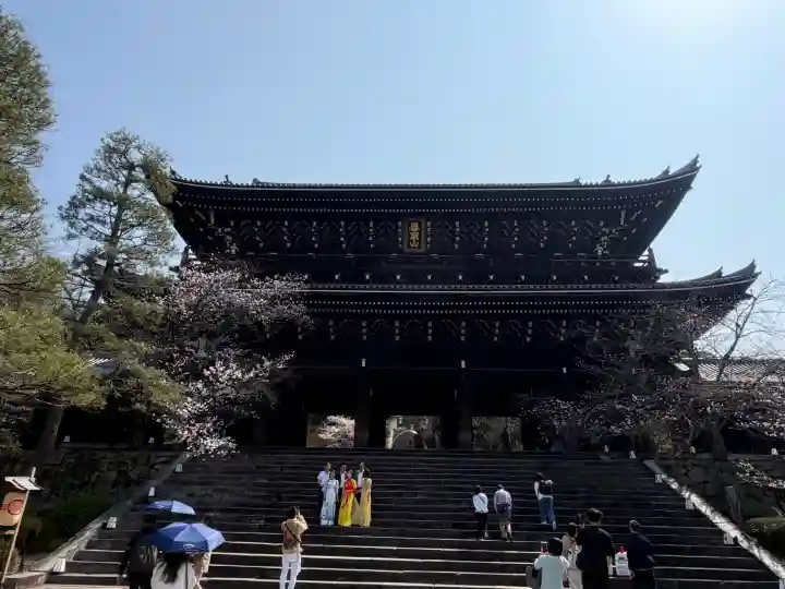 知恩院の{uncategorized: "未分類", other: "その他", undefined: "問題あり", building: "その他建物", grave: "お墓", sacred_gate: "鳥居", guardian: "狛犬", statue: "像", buddha: "仏像", history: "歴史", nature: "自然", garden: "庭園", animal: "動物", pagoda: "塔", temizu: "手水舎", mountain_gate: "山門・神門", sanctuary: "本殿・本堂", subordinate: "末社・摂社", art: "芸術", scenery: "景色", jizo: "地蔵", ema: "絵馬", goshuin: "御朱印", omikuji: "おみくじ", items: "授与品その他", amulet: "お守り", goshuincho: "御朱印帳", eats: "食事", festival: "お祭り", votive_dance: "神楽", shichigosan: "七五三参", wedding: "結婚式", experience: "体験その他", initially: "初詣", around: "周辺", anti_infection: "感染症対策"}
