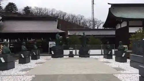 象山神社の像