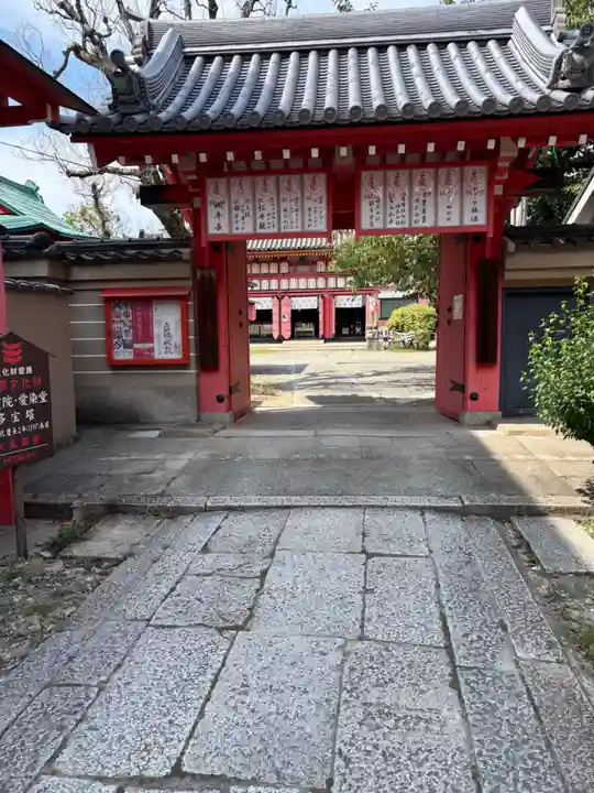 愛染堂勝鬘院の山門・神門