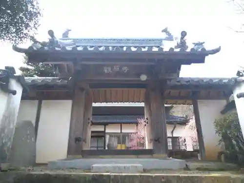 観照寺の山門