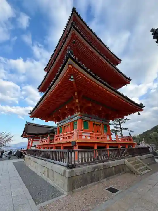 清水寺の{uncategorized: "未分類", other: "その他", undefined: "問題あり", building: "その他建物", grave: "お墓", sacred_gate: "鳥居", guardian: "狛犬", statue: "像", buddha: "仏像", history: "歴史", nature: "自然", garden: "庭園", animal: "動物", pagoda: "塔", temizu: "手水舎", mountain_gate: "山門・神門", sanctuary: "本殿・本堂", subordinate: "末社・摂社", art: "芸術", scenery: "景色", jizo: "地蔵", ema: "絵馬", goshuin: "御朱印", omikuji: "おみくじ", items: "授与品その他", amulet: "お守り", goshuincho: "御朱印帳", eats: "食事", festival: "お祭り", votive_dance: "神楽", shichigosan: "七五三参", wedding: "結婚式", experience: "体験その他", initially: "初詣", around: "周辺", anti_infection: "感染症対策"}