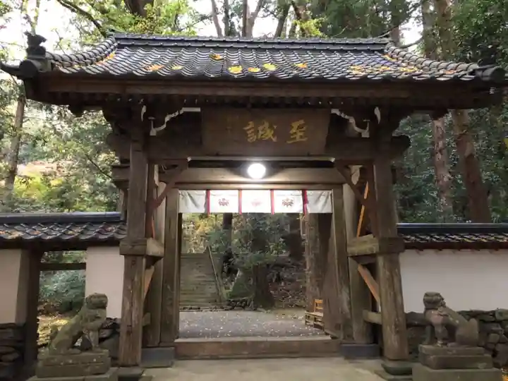 美奈宜神社の山門・神門