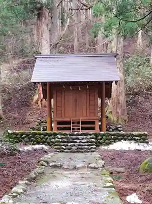 雄山神社中宮祈願殿の末社・摂社