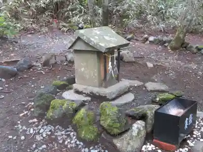 新屋山神社奥宮の末社・摂社