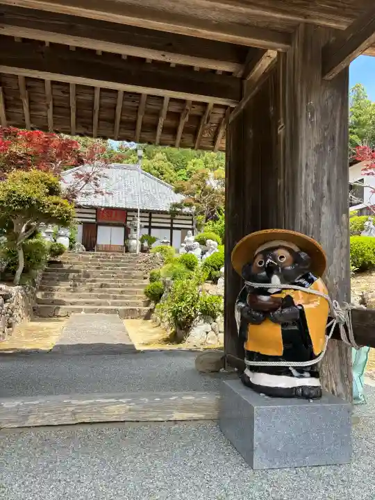 龍源院の{uncategorized: "未分類", other: "その他", undefined: "問題あり", building: "その他建物", grave: "お墓", sacred_gate: "鳥居", guardian: "狛犬", statue: "像", buddha: "仏像", history: "歴史", nature: "自然", garden: "庭園", animal: "動物", pagoda: "塔", temizu: "手水舎", mountain_gate: "山門・神門", sanctuary: "本殿・本堂", subordinate: "末社・摂社", art: "芸術", scenery: "景色", jizo: "地蔵", ema: "絵馬", goshuin: "御朱印", omikuji: "おみくじ", items: "授与品その他", amulet: "お守り", goshuincho: "御朱印帳", eats: "食事", festival: "お祭り", votive_dance: "神楽", shichigosan: "七五三参", wedding: "結婚式", experience: "体験その他", initially: "初詣", around: "周辺", anti_infection: "感染症対策"}