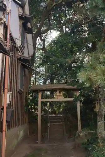 朝日稲荷大明神の鳥居