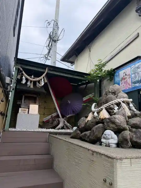 菊名神社の{uncategorized: "未分類", other: "その他", undefined: "問題あり", building: "その他建物", grave: "お墓", sacred_gate: "鳥居", guardian: "狛犬", statue: "像", buddha: "仏像", history: "歴史", nature: "自然", garden: "庭園", animal: "動物", pagoda: "塔", temizu: "手水舎", mountain_gate: "山門・神門", sanctuary: "本殿・本堂", subordinate: "末社・摂社", art: "芸術", scenery: "景色", jizo: "地蔵", ema: "絵馬", goshuin: "御朱印", omikuji: "おみくじ", items: "授与品その他", amulet: "お守り", goshuincho: "御朱印帳", eats: "食事", festival: "お祭り", votive_dance: "神楽", shichigosan: "七五三参", wedding: "結婚式", experience: "体験その他", initially: "初詣", around: "周辺", anti_infection: "感染症対策"}
