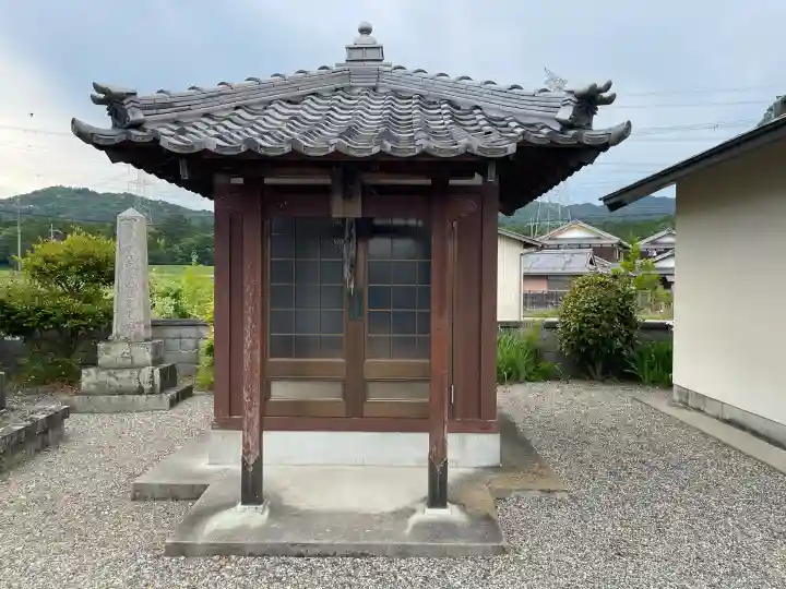 福量寺の{uncategorized: "未分類", other: "その他", undefined: "問題あり", building: "その他建物", grave: "お墓", sacred_gate: "鳥居", guardian: "狛犬", statue: "像", buddha: "仏像", history: "歴史", nature: "自然", garden: "庭園", animal: "動物", pagoda: "塔", temizu: "手水舎", mountain_gate: "山門・神門", sanctuary: "本殿・本堂", subordinate: "末社・摂社", art: "芸術", scenery: "景色", jizo: "地蔵", ema: "絵馬", goshuin: "御朱印", omikuji: "おみくじ", items: "授与品その他", amulet: "お守り", goshuincho: "御朱印帳", eats: "食事", festival: "お祭り", votive_dance: "神楽", shichigosan: "七五三参", wedding: "結婚式", experience: "体験その他", initially: "初詣", around: "周辺", anti_infection: "感染症対策"}