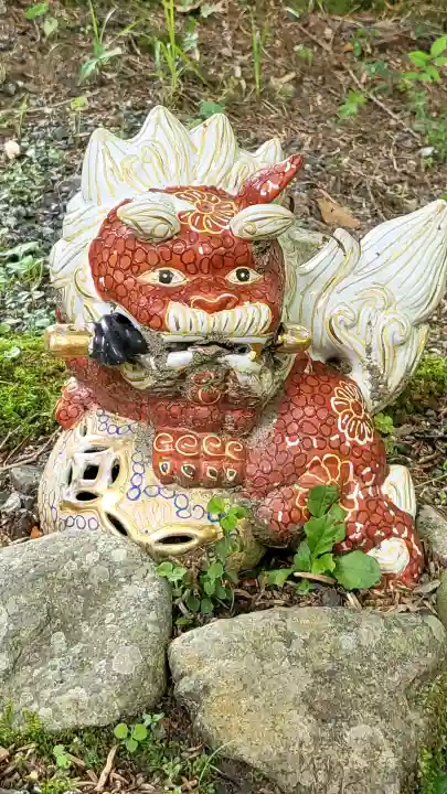 諏訪神社の{uncategorized: "未分類", other: "その他", undefined: "問題あり", building: "その他建物", grave: "お墓", sacred_gate: "鳥居", guardian: "狛犬", statue: "像", buddha: "仏像", history: "歴史", nature: "自然", garden: "庭園", animal: "動物", pagoda: "塔", temizu: "手水舎", mountain_gate: "山門・神門", sanctuary: "本殿・本堂", subordinate: "末社・摂社", art: "芸術", scenery: "景色", jizo: "地蔵", ema: "絵馬", goshuin: "御朱印", omikuji: "おみくじ", items: "授与品その他", amulet: "お守り", goshuincho: "御朱印帳", eats: "食事", festival: "お祭り", votive_dance: "神楽", shichigosan: "七五三参", wedding: "結婚式", experience: "体験その他", initially: "初詣", around: "周辺", anti_infection: "感染症対策"}